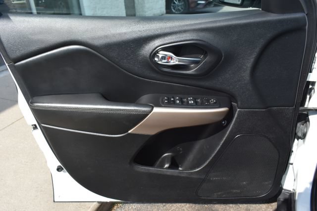 Used 2017 Jeep Cherokee Limited AWD/4WD image 17