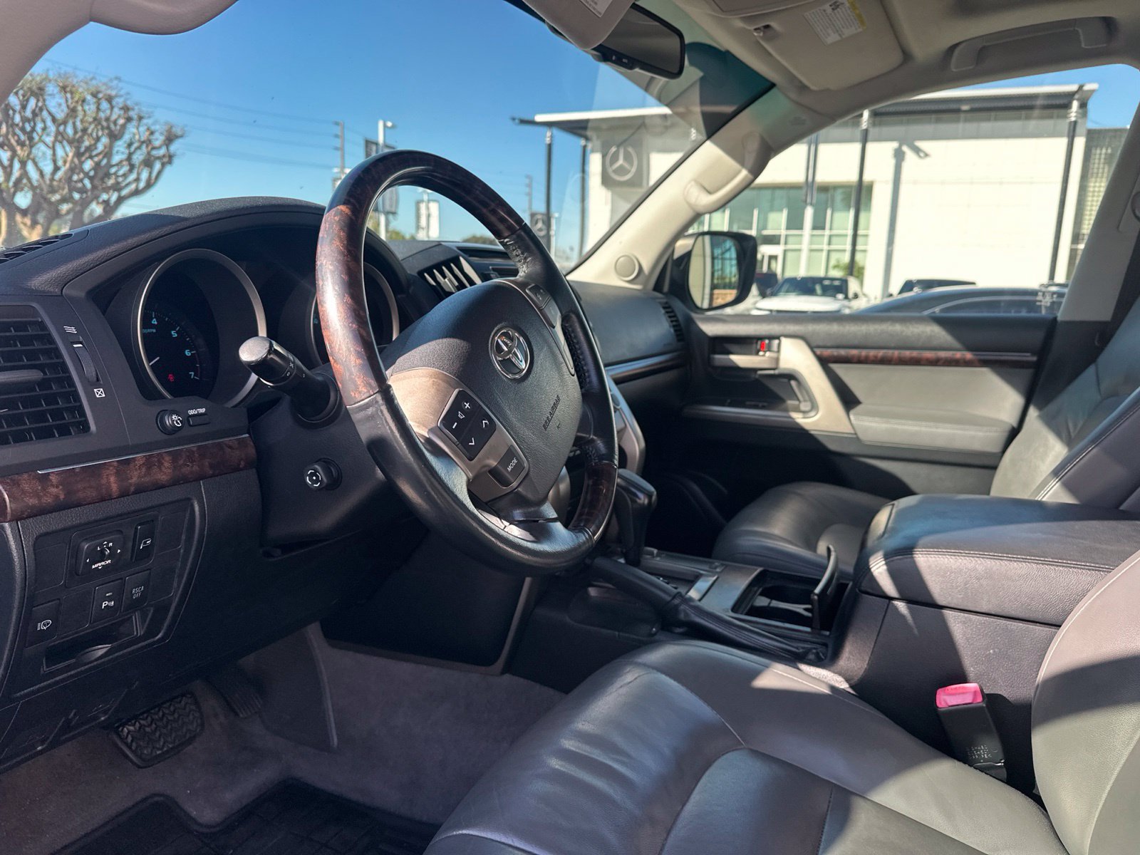 Used 2011 Toyota Land Cruiser w/ Upgrade Pkg AWD/4WD image 9