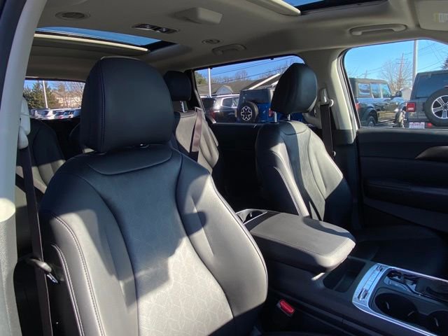 Used 2025 Kia Carnival SX w/ SX Dark Edition Package image 19