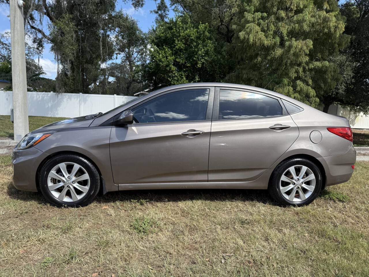 Used 2013 Hyundai Accent GLS w/ Premium Pkg FWD image 4