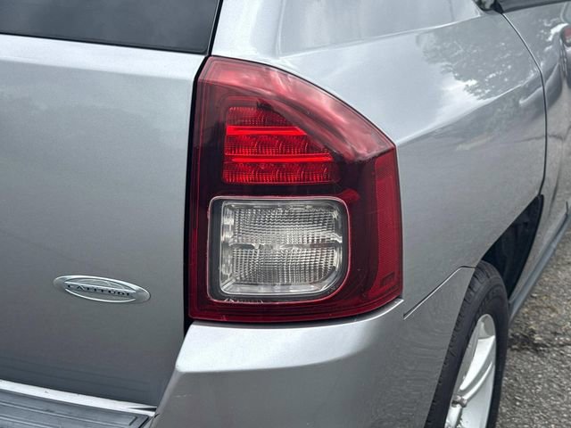 Used 2016 Jeep Compass Latitude FWD image 13