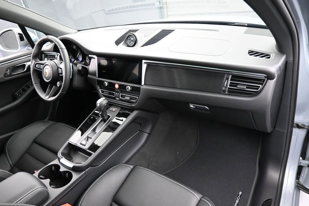 New 2026 Porsche Macan GTS AWD/4WD image 32