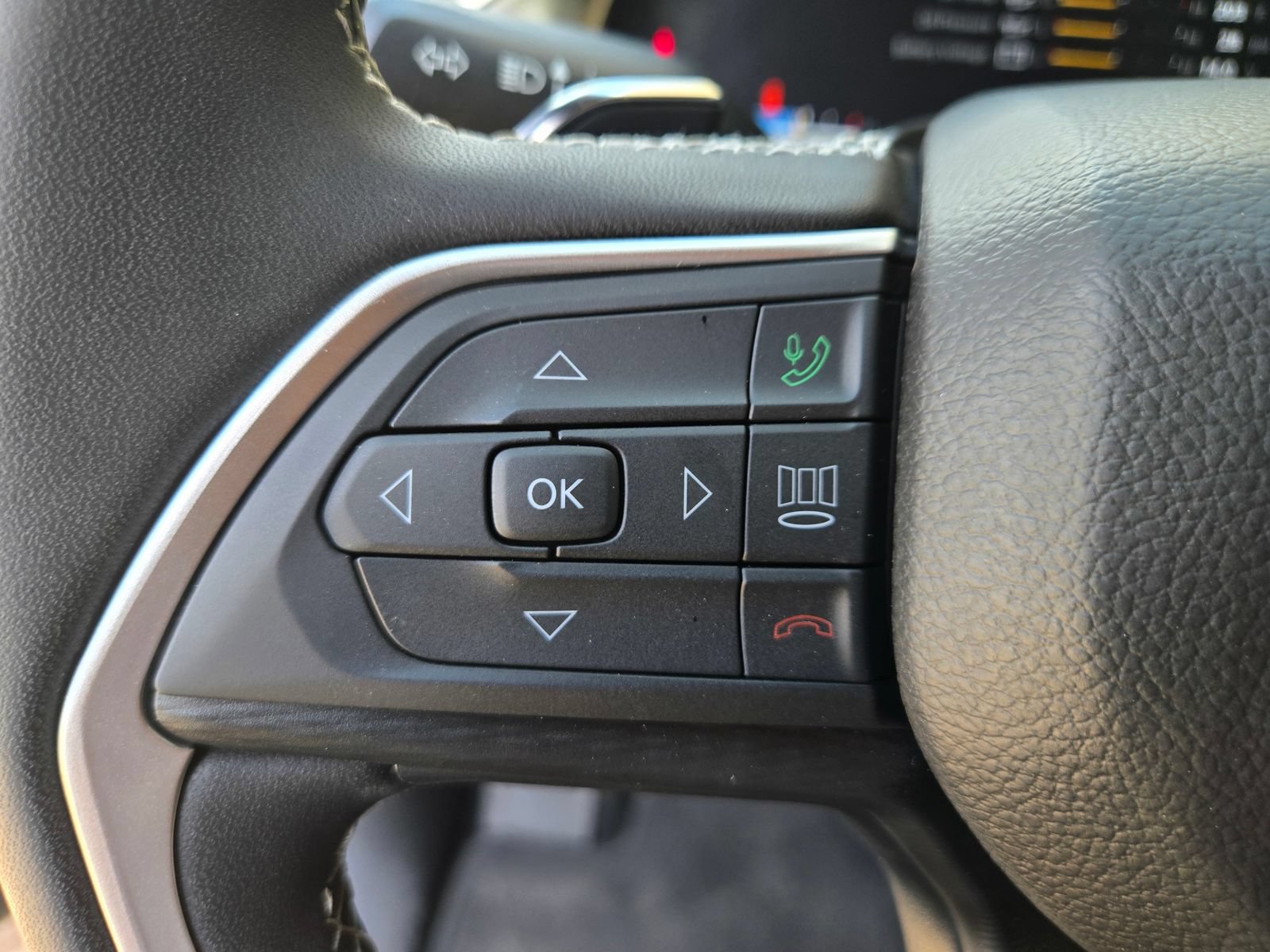 Used 2025 Jeep Grand Cherokee Laredo X RWD image 12