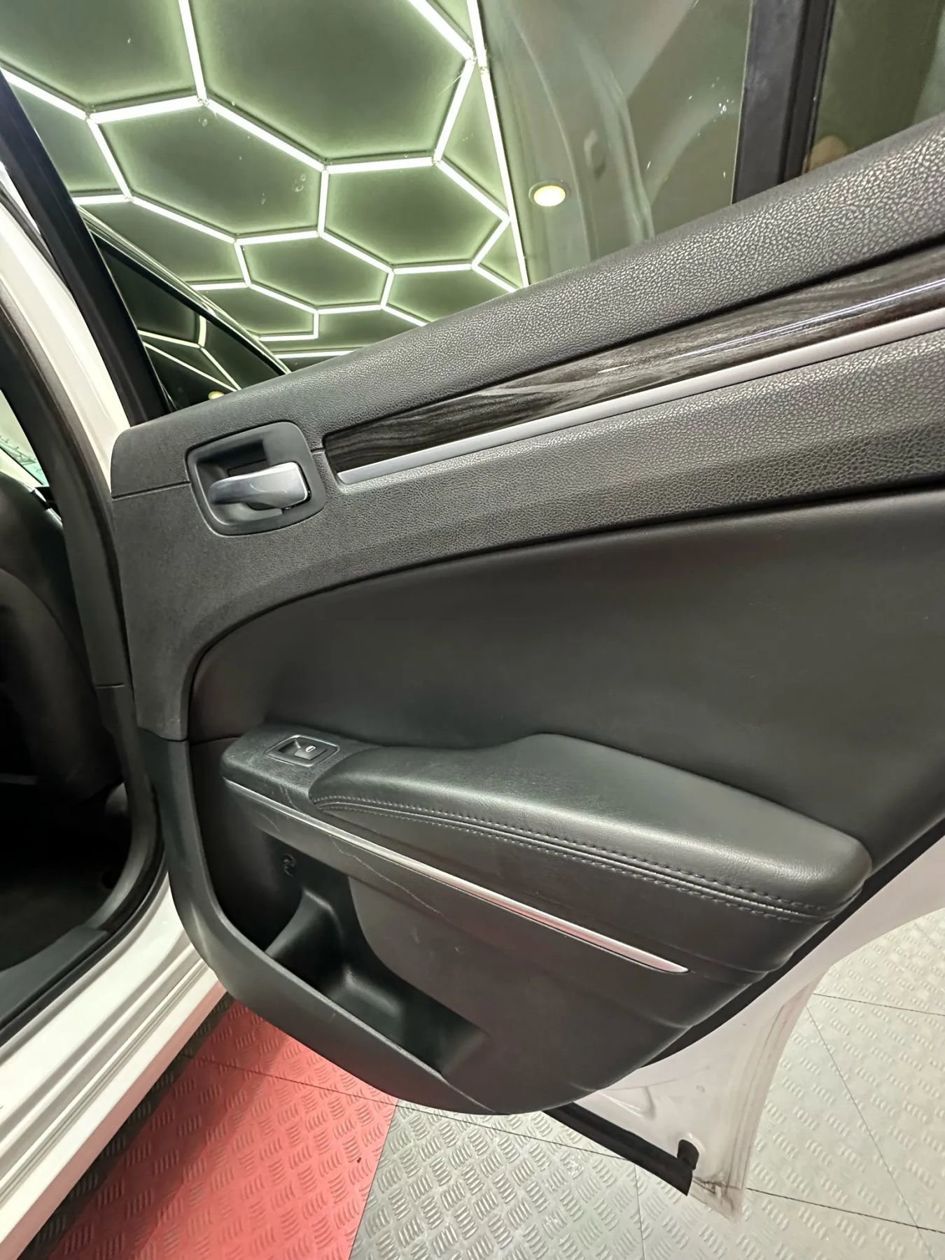 Used 2016 Chrysler 300 Limited image 29