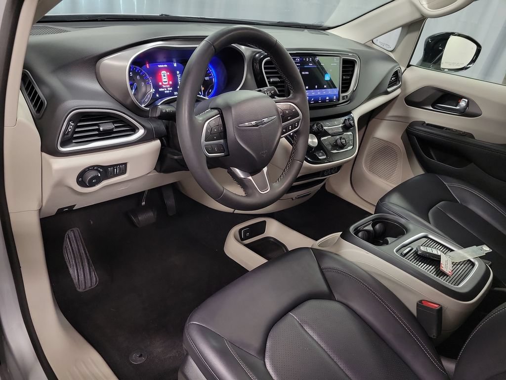Used 2024 Chrysler Pacifica Touring-L FWD image 13
