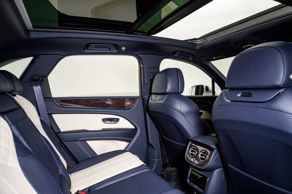 Used 2022 Bentley Bentayga AWD/4WD image 17