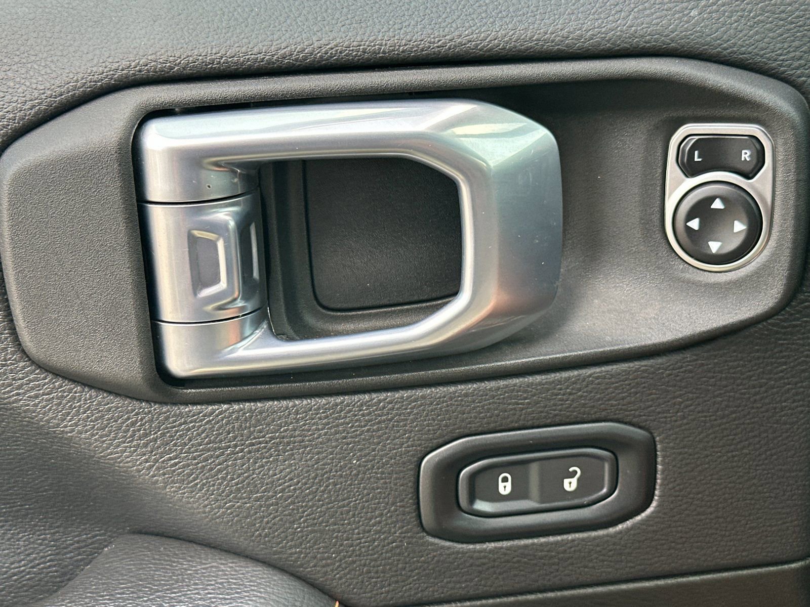 Used 2022 Jeep Gladiator Mojave AWD/4WD image 13
