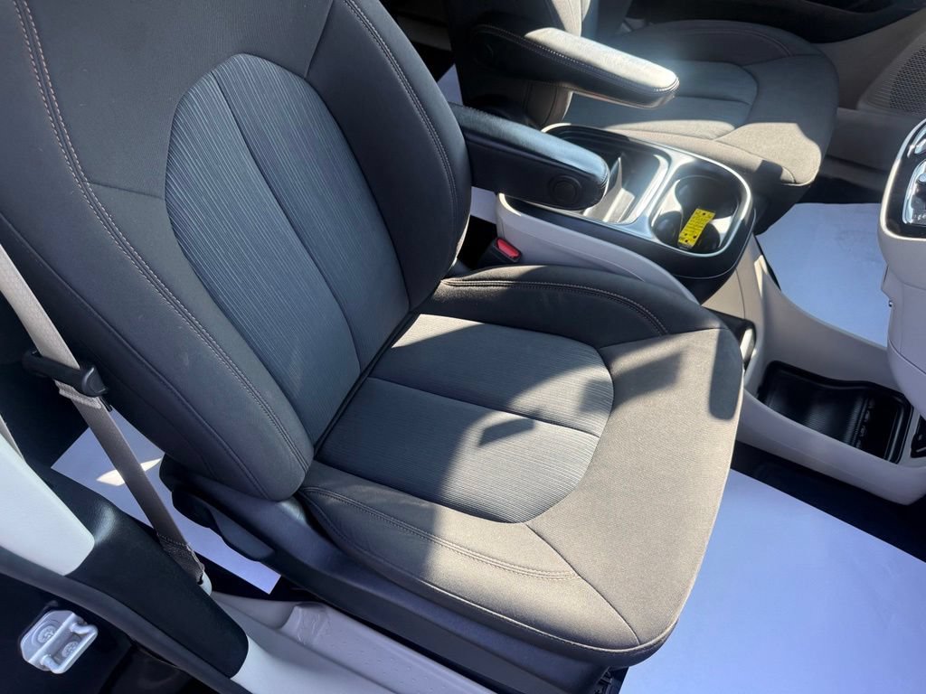 Used 2020 Chrysler Pacifica Touring w/ Advanced Safetytec Group FWD image 59