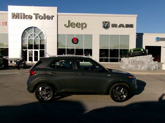 Used 2024 Hyundai Venue SEL image 4