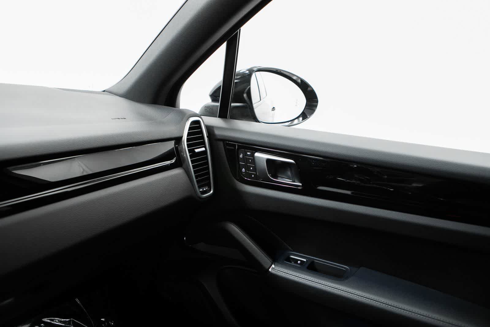 Certified 2023 Porsche Cayenne AWD/4WD image 30