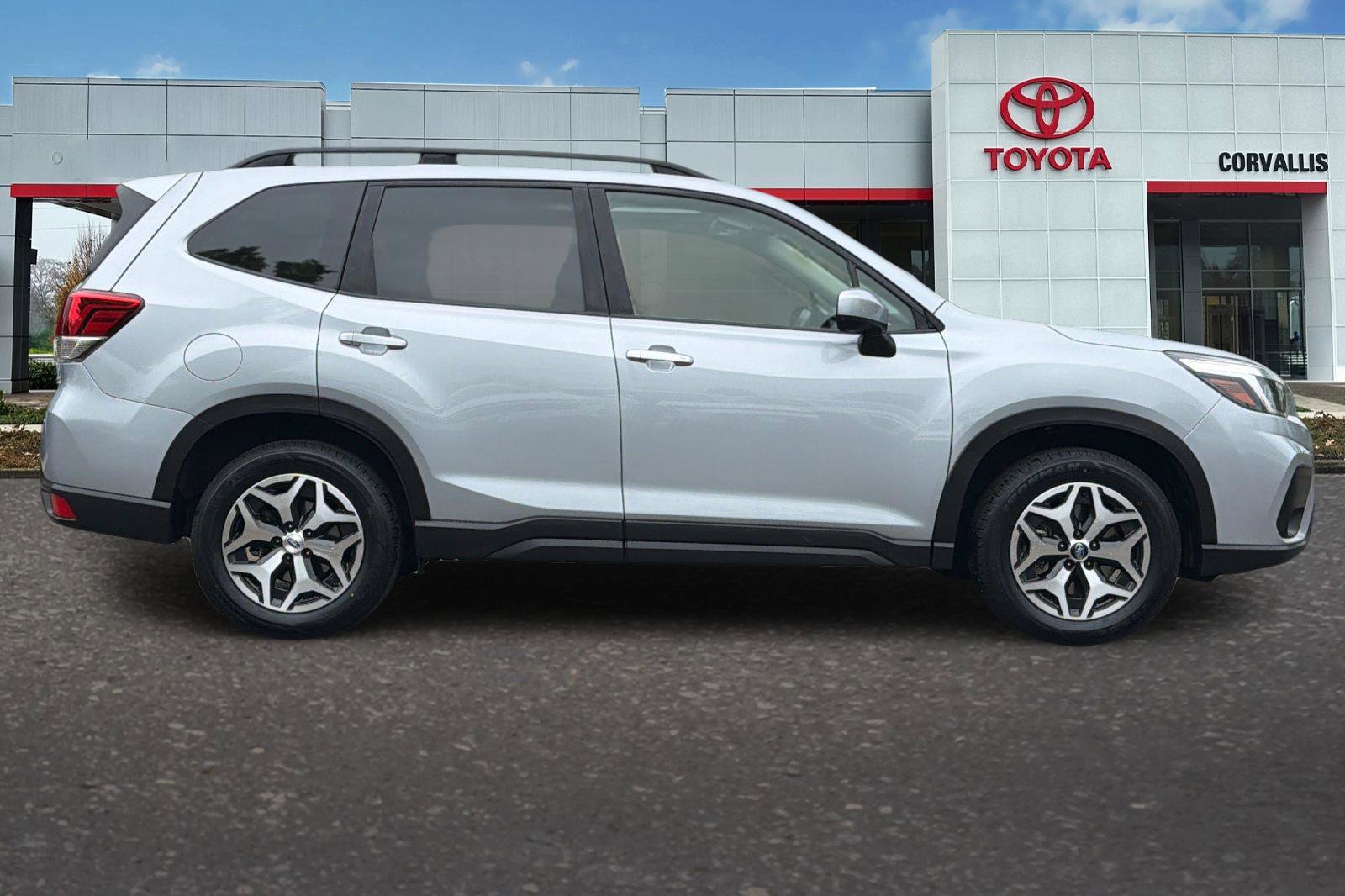Used 2020 Subaru Forester Premium AWD/4WD image 3