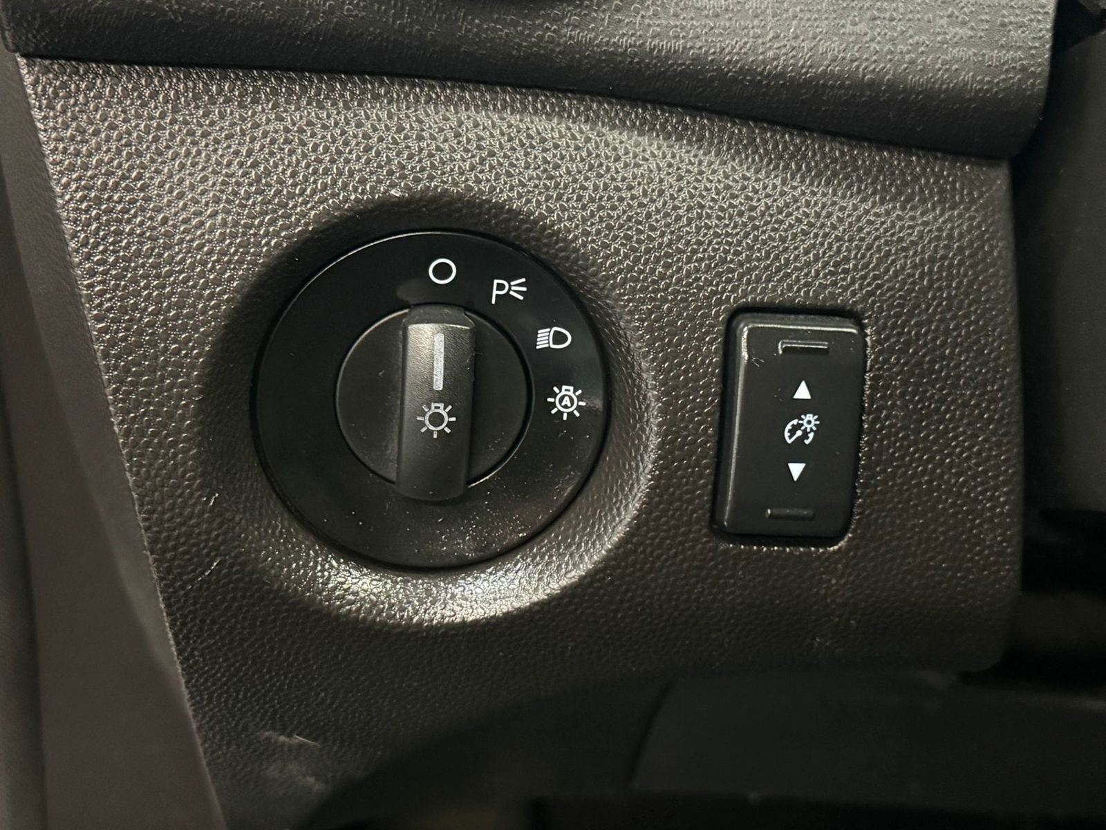 Used 2015 Ford Fiesta SE image 26