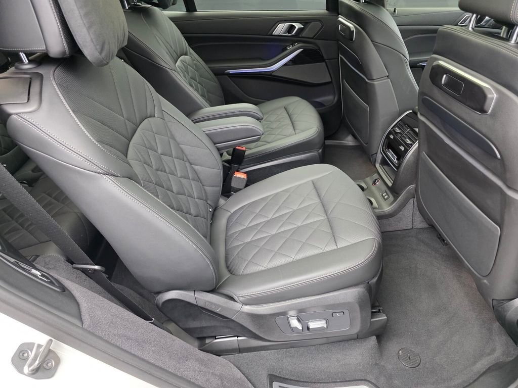 Used 2024 BMW X7 xDrive40i w/ M Sport Package image 28