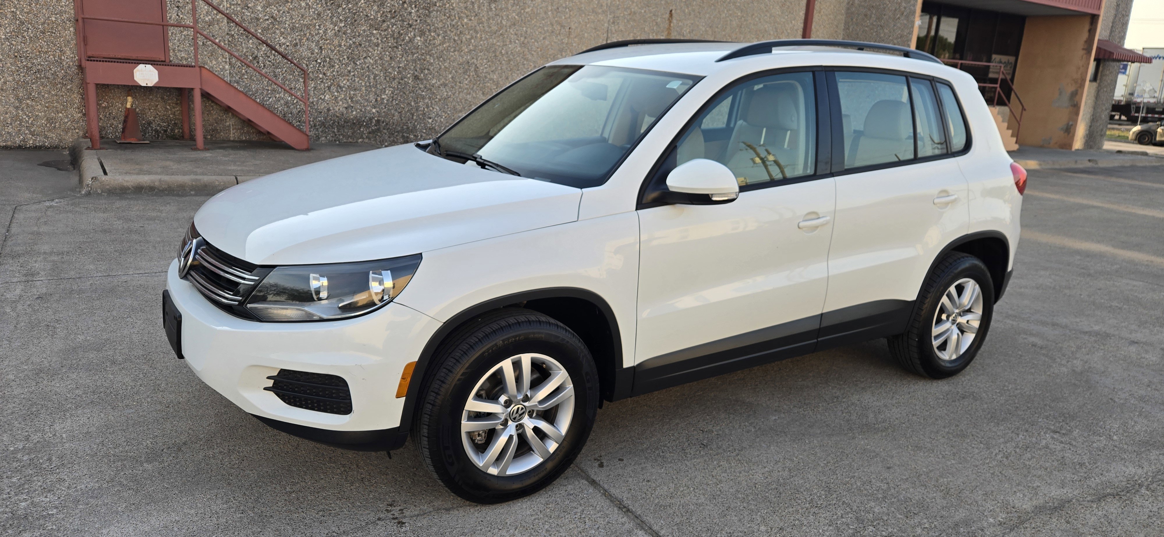 Used 2017 Volkswagen Tiguan S AWD/4WD image 3