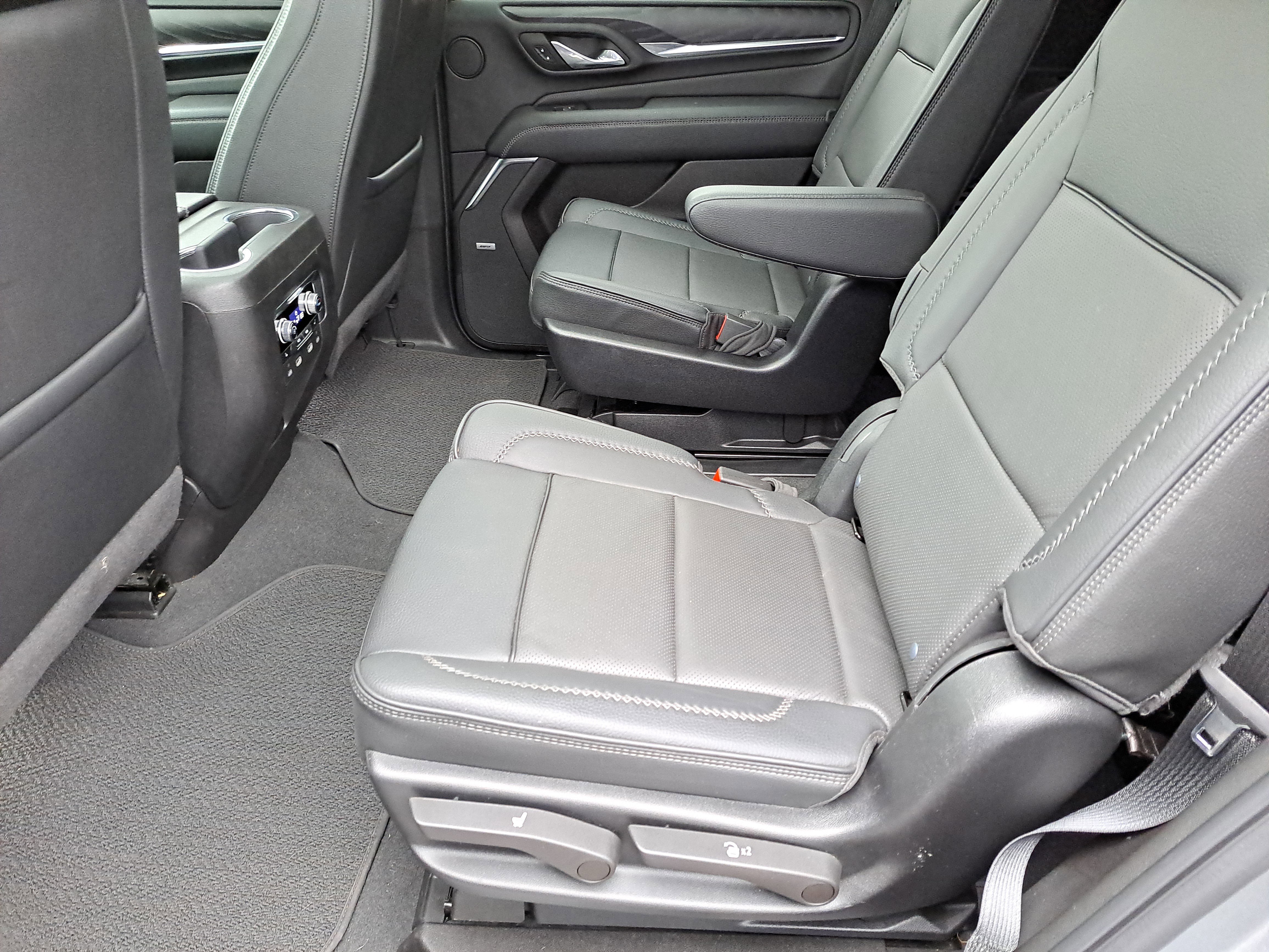 Used 2024 GMC Yukon Denali w/ Advanced Technology Package image 10