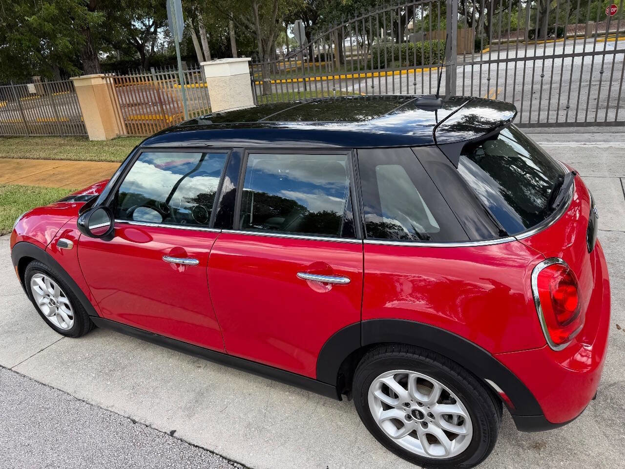 Used 2019 MINI Cooper 4-Door Hardtop w/ Signature Upholstery Package image 15