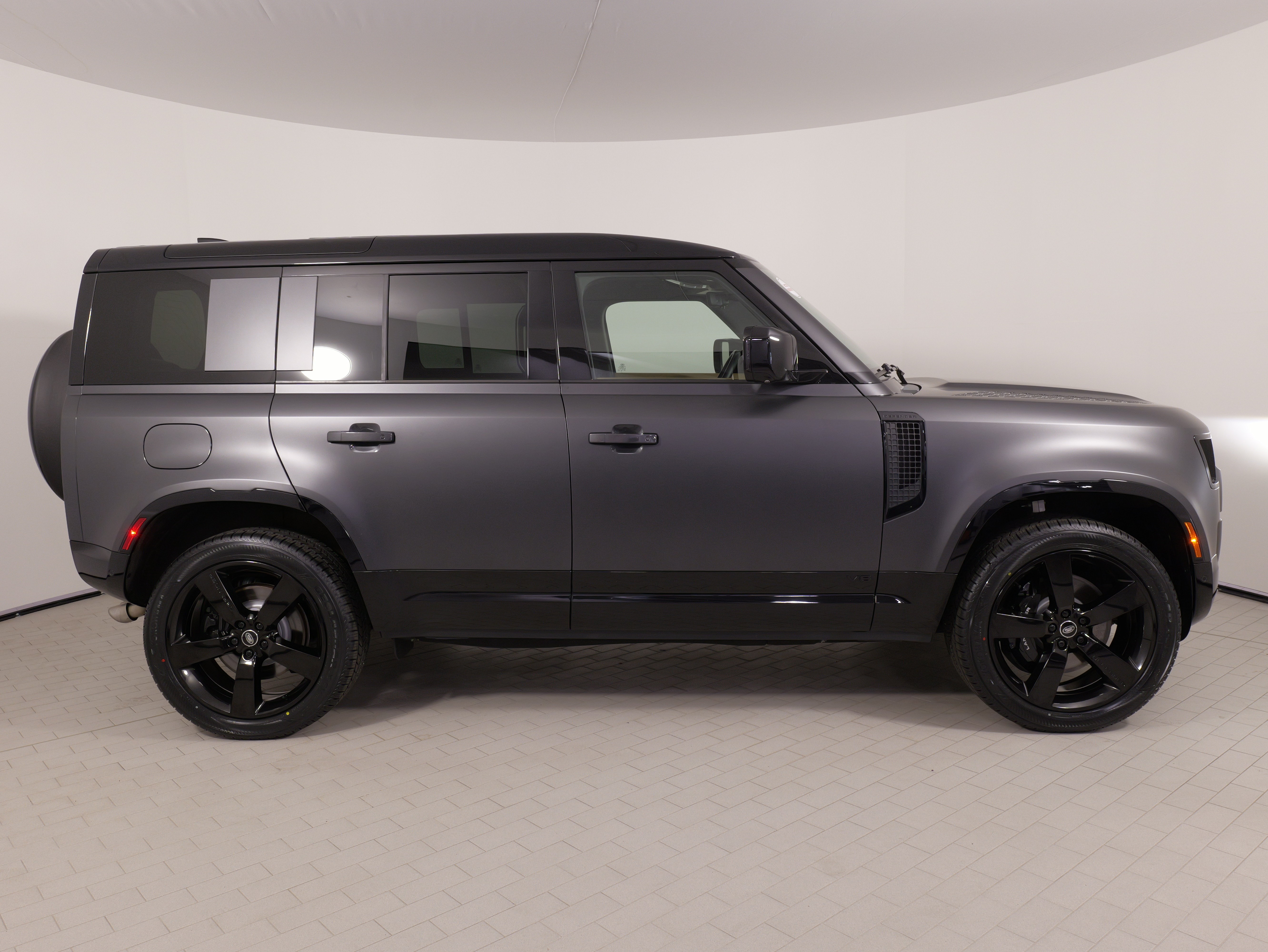 Used 2025 Land Rover Defender 110 V8 AWD/4WD image 11