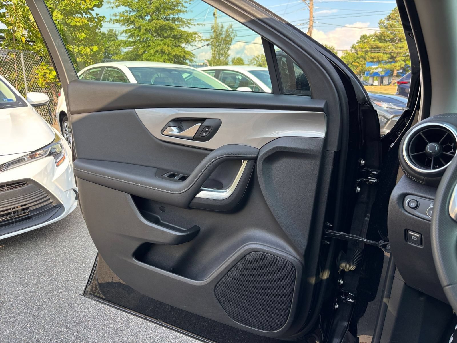 Used 2025 Chevrolet Blazer LT FWD image 18