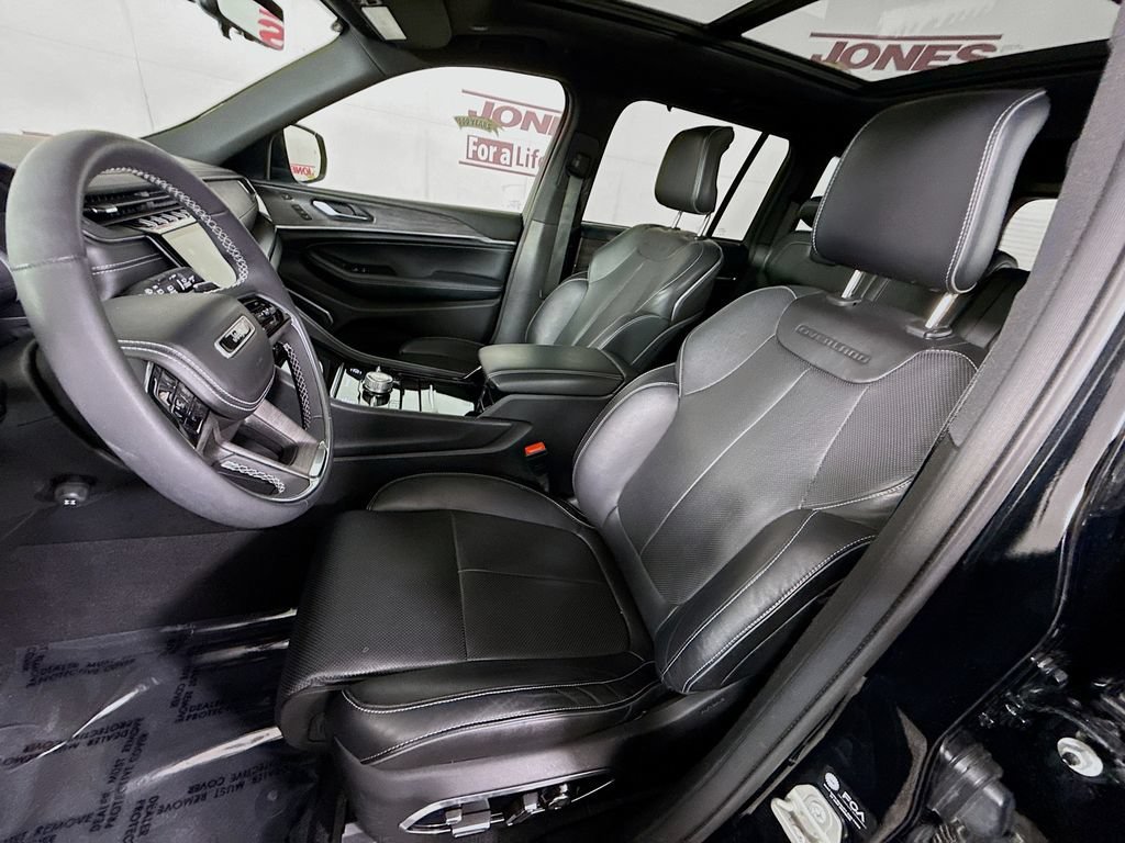 Used 2023 Jeep Grand Cherokee Overland w/ Luxury Tech Group IV AWD/4WD image 28