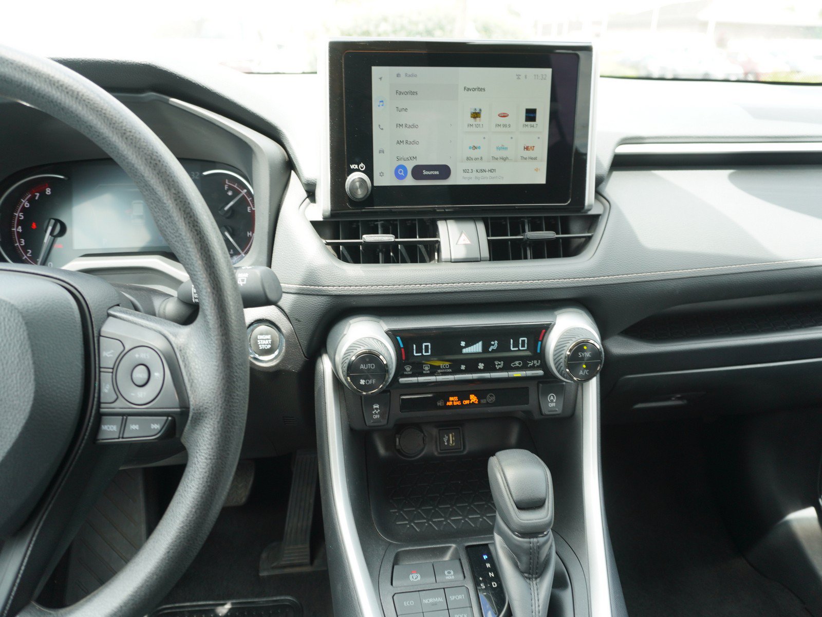 Used 2025 Toyota RAV4 XLE AWD/4WD image 15