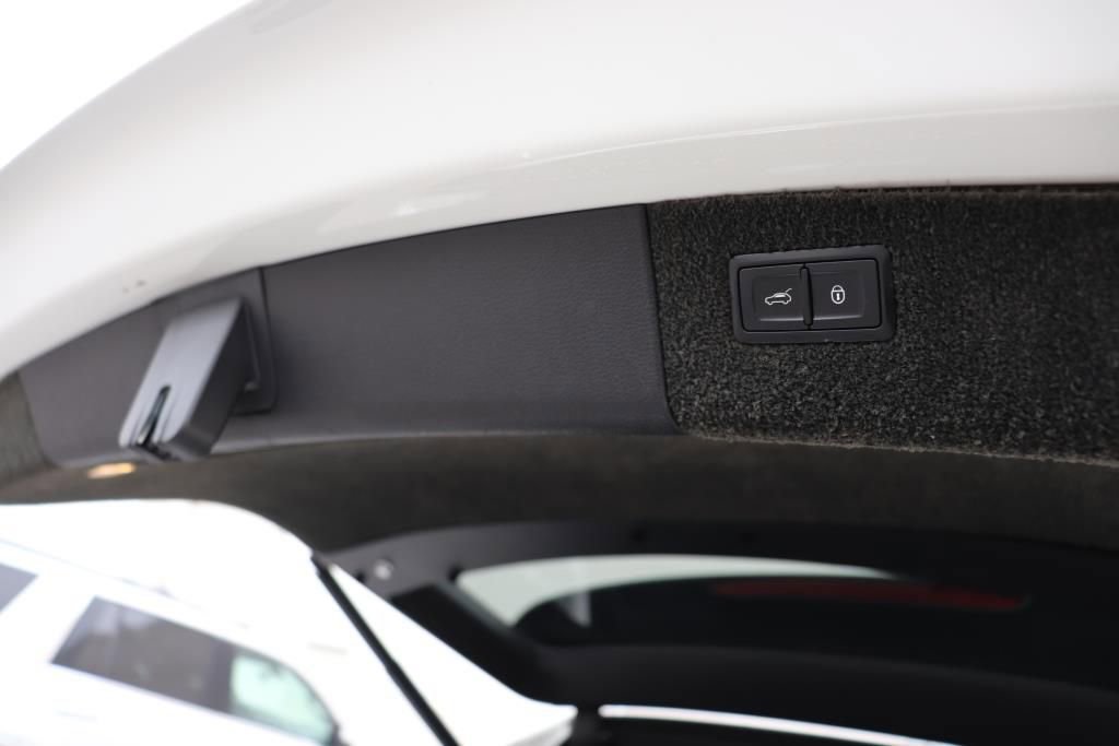 Used 2017 Bentley Bentayga image 30