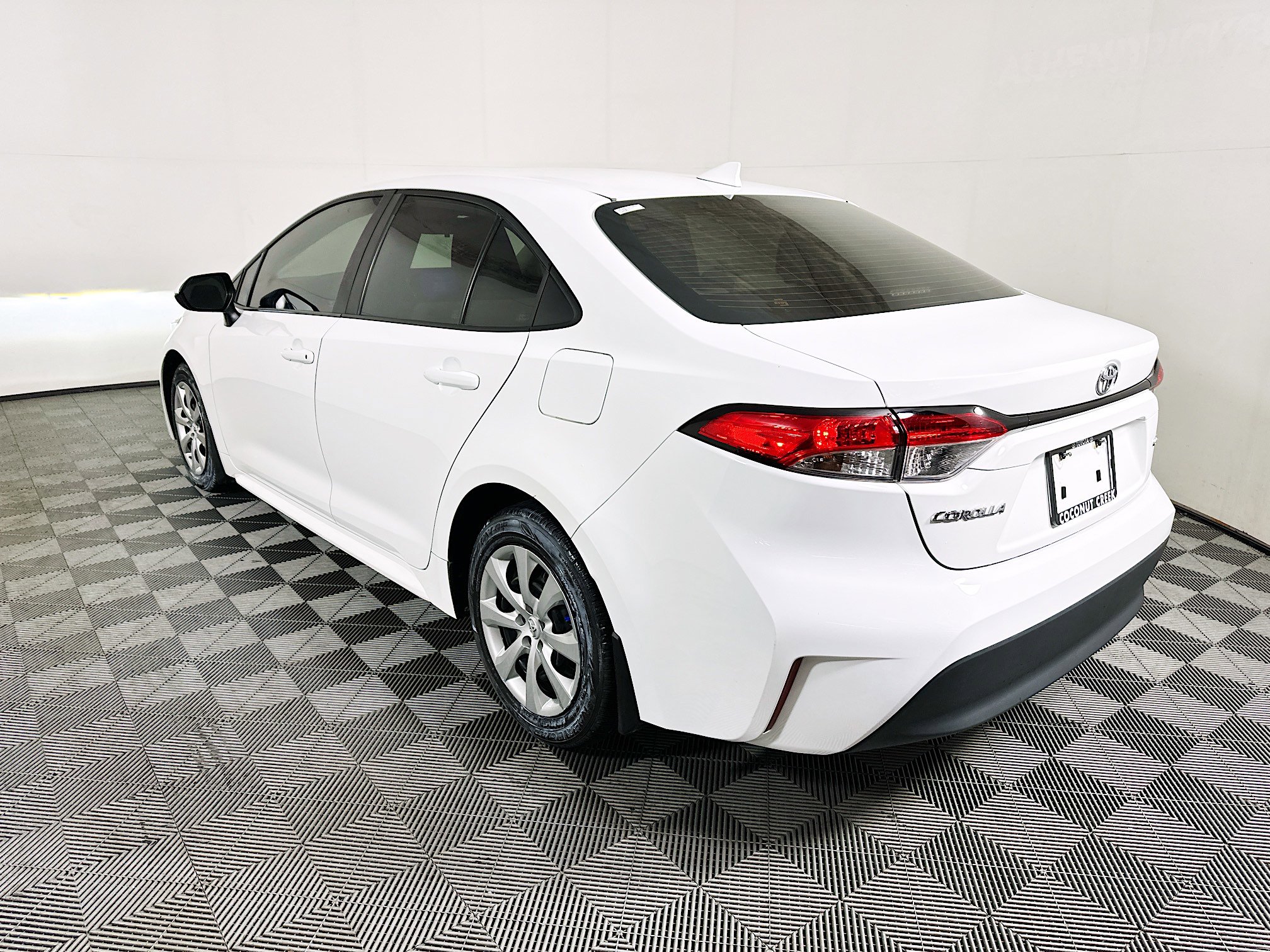 Used 2025 Toyota Corolla LE FWD image 5