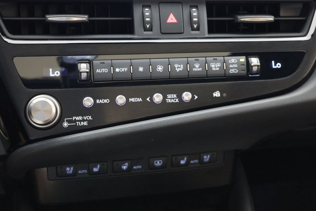 Used 2024 Lexus ES 300h Ultra Luxury w/ Accessory Package (Z2) FWD image 32