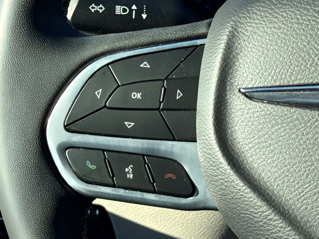 Used 2023 Chrysler Pacifica Touring-L FWD image 16