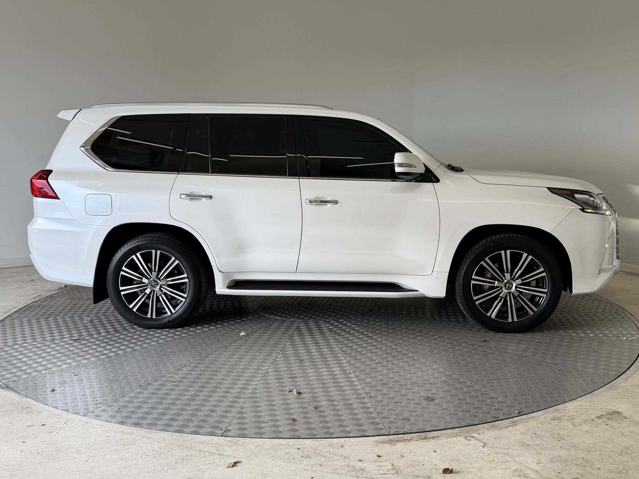 Used 2020 Lexus LX 570 4WD w/ Luxury Package image 8