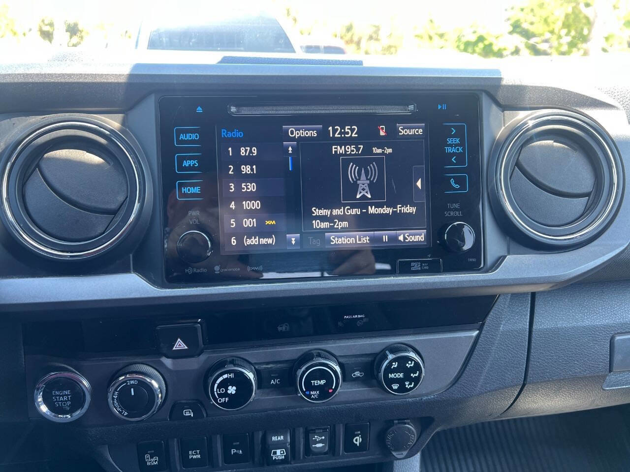 Used 2018 Toyota Tacoma TRD Sport w/ Technology Package AWD/4WD image 9