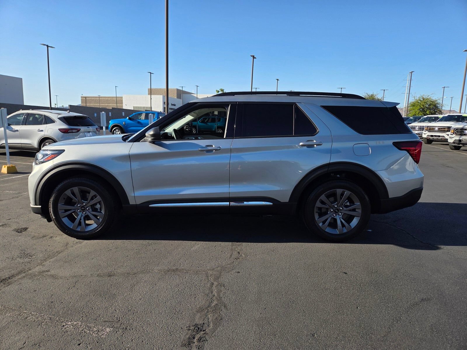 Certified 2025 Ford Explorer Active w/ Active Comfort Package AWD/4WD image 3