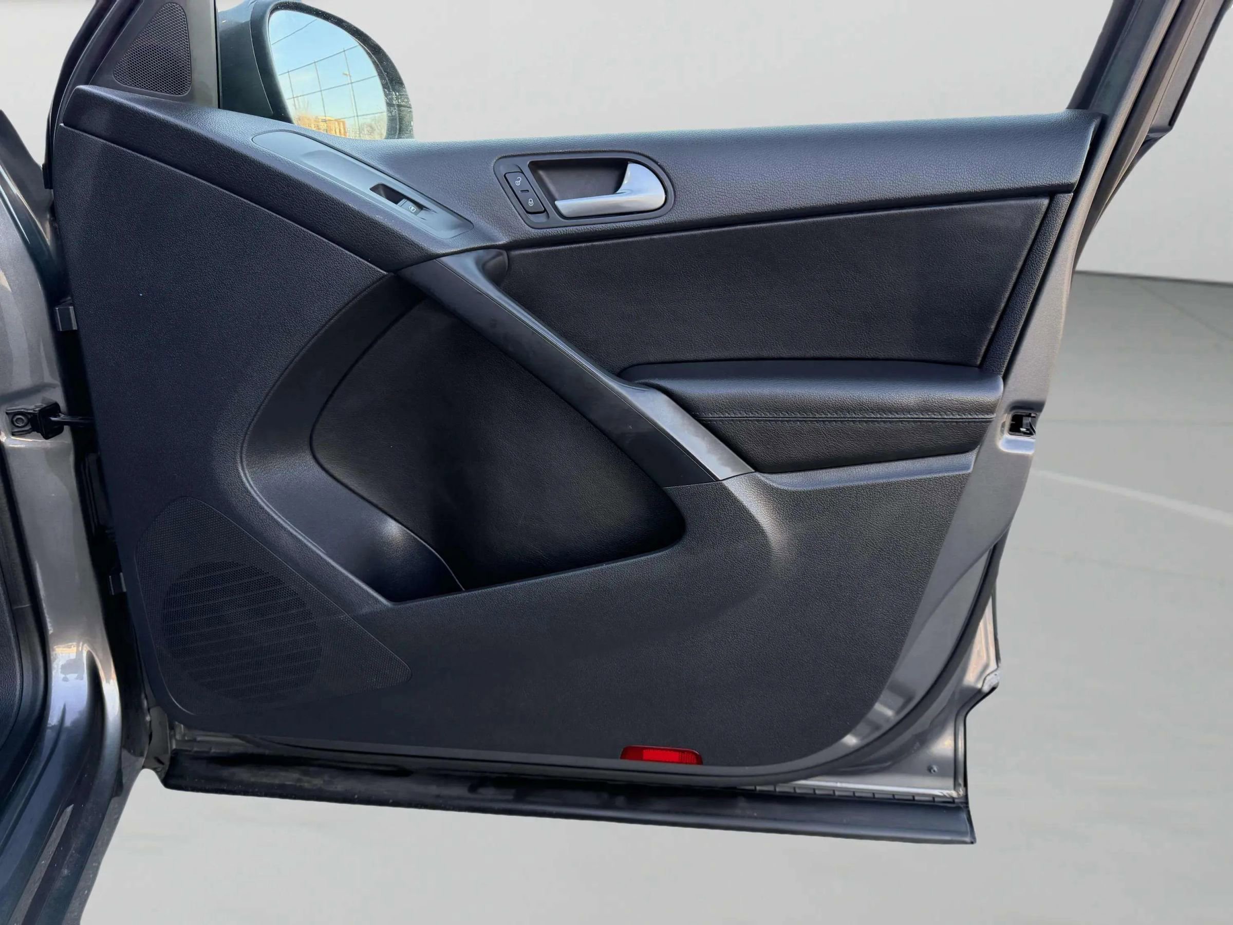 Used 2017 Volkswagen Tiguan S image 15