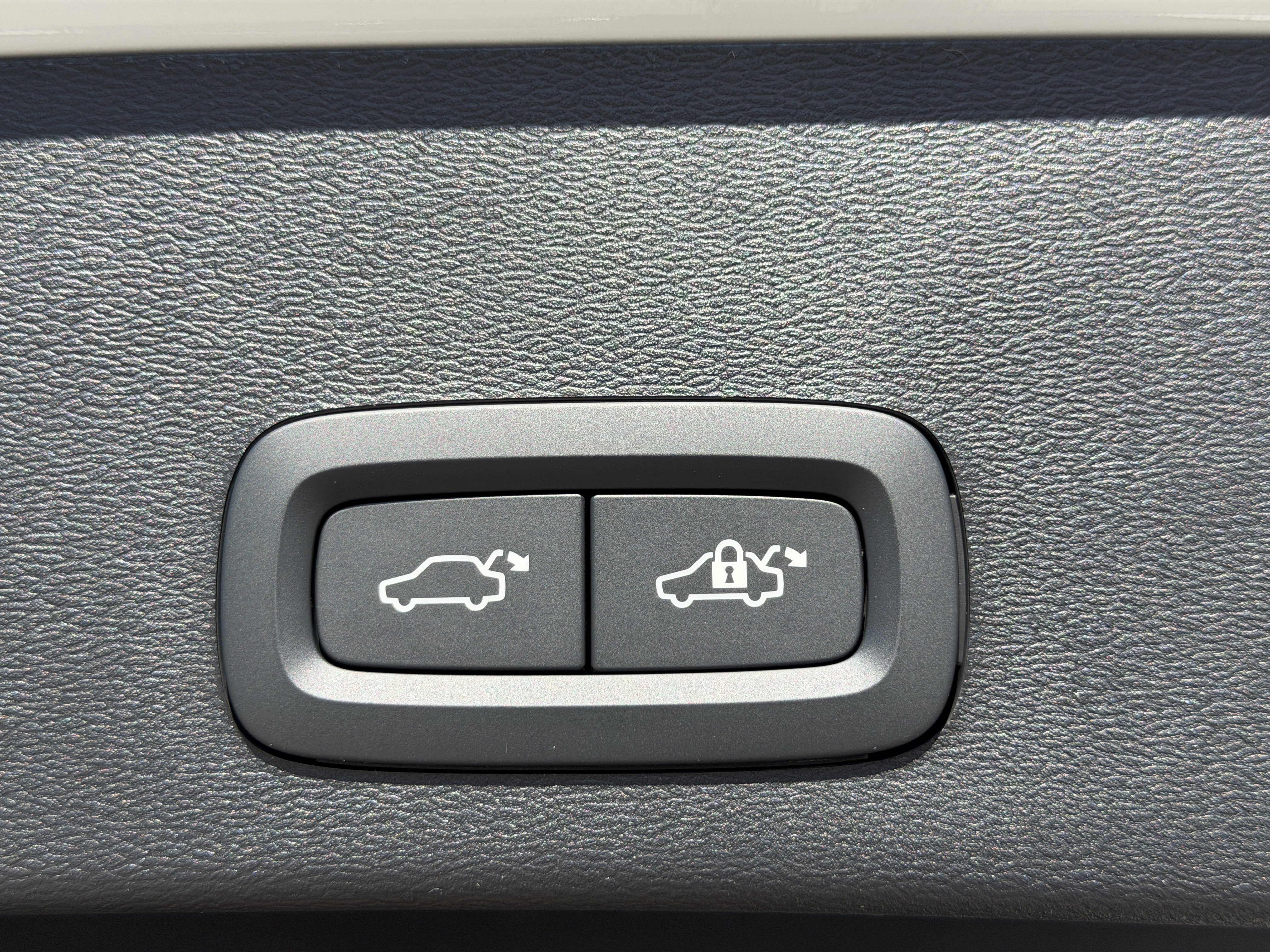 New 2026 Volvo XC40 B5 Core w/ Protection Package image 9