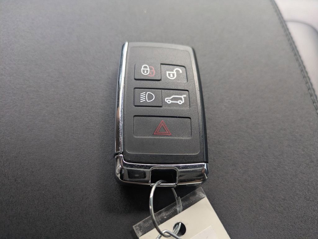 Certified 2025 Land Rover Discovery S image 34