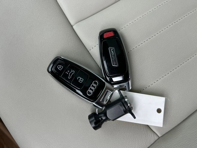 Used 2024 Audi Q8 e-tron Premium image 31