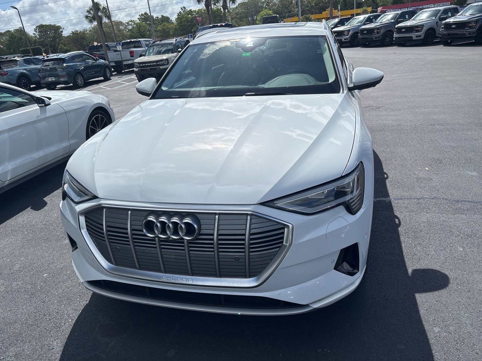 Used 2019 Audi e-tron Premium Plus image 2