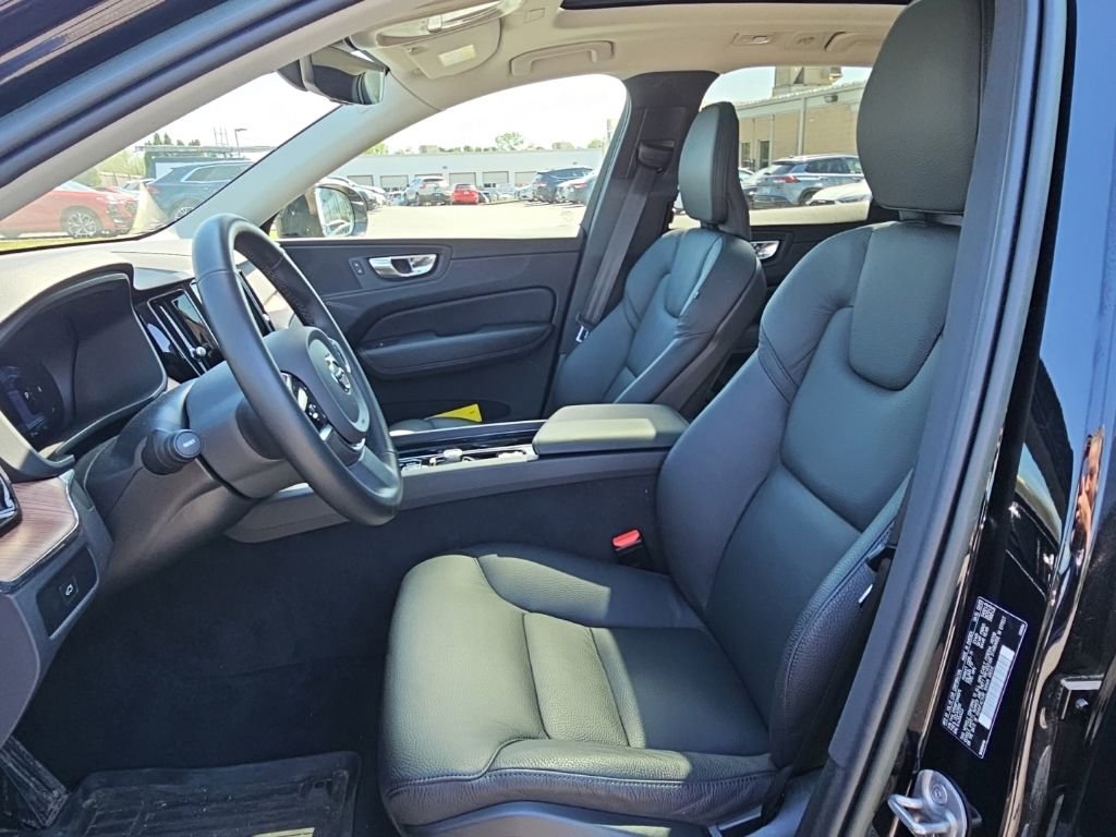 Used 2023 Volvo XC60 B5 Plus w/ Climate Package AWD/4WD image 3