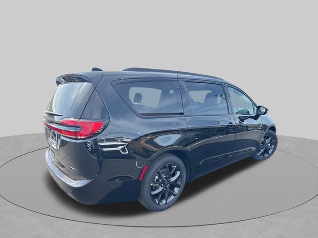 Used 2027 Chrysler Pacifica Limited FWD image 4