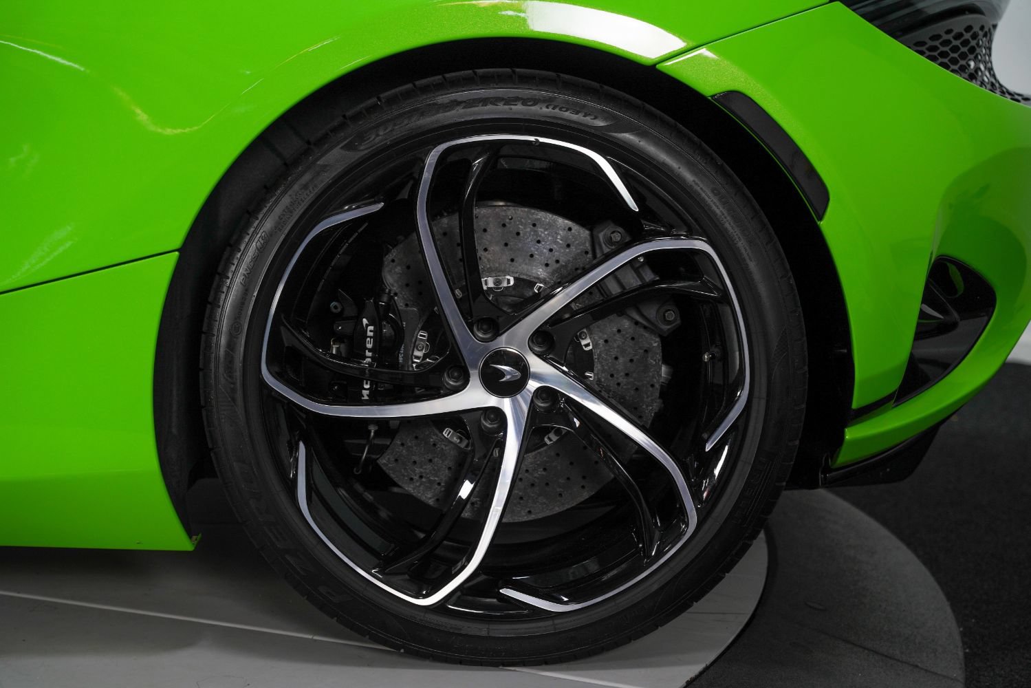 Used 2024 McLaren 750S Spider RWD image 18