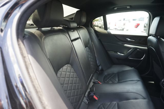 Used 2020 Jaguar XE S RWD image 17