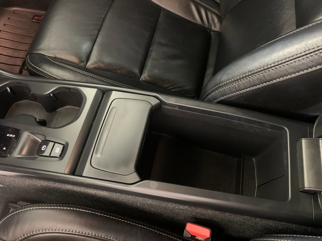 Used 2022 Volvo XC40 T5 Momentum image 29