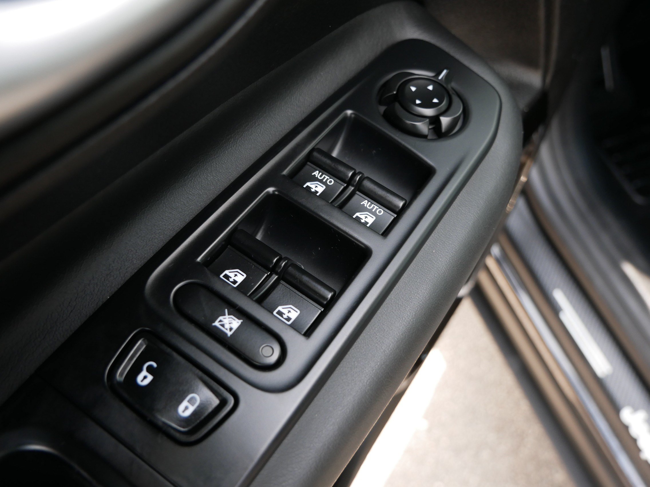Used 2016 Jeep Renegade Latitude AWD/4WD image 19