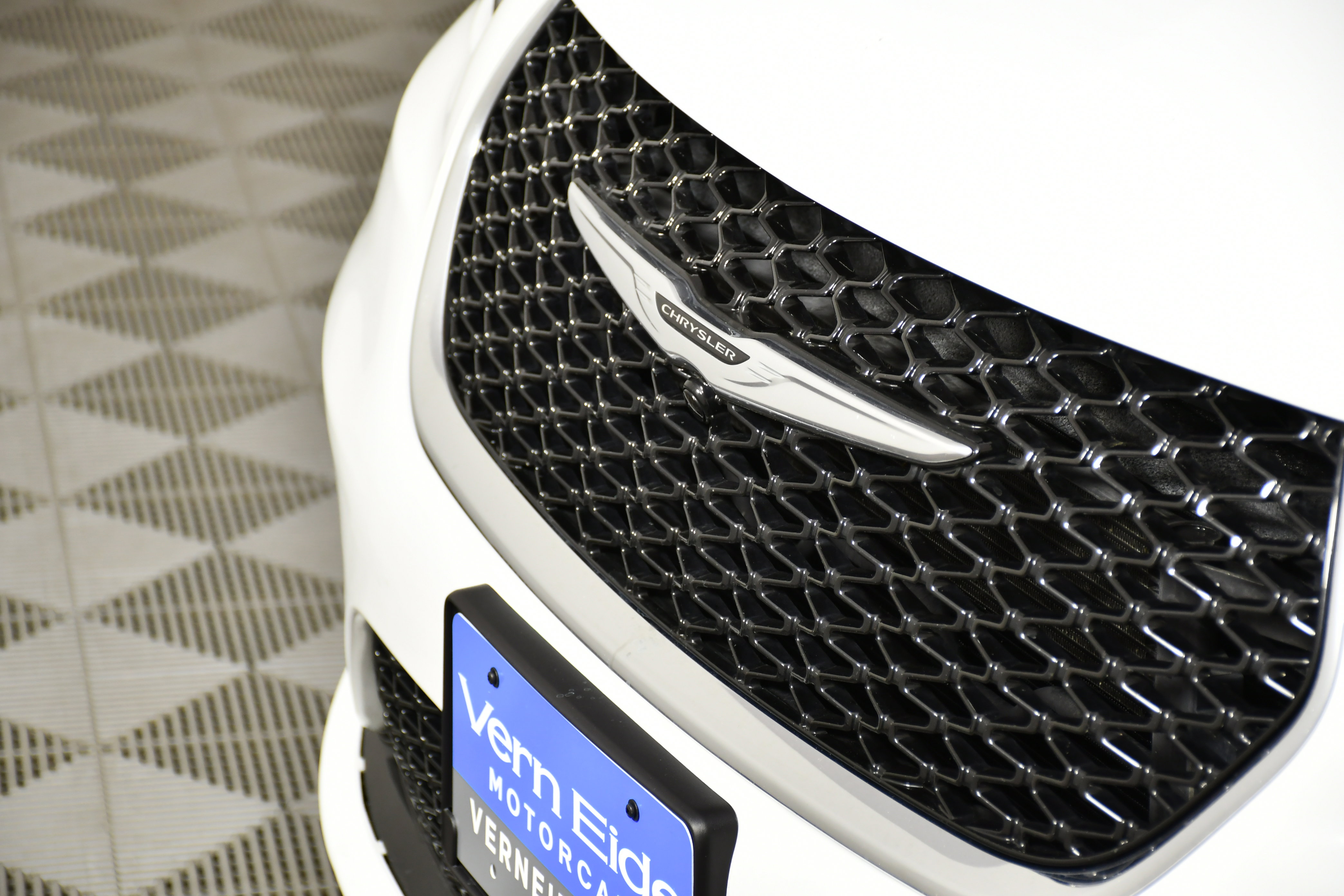 Used 2024 Chrysler Pacifica Touring-L image 11