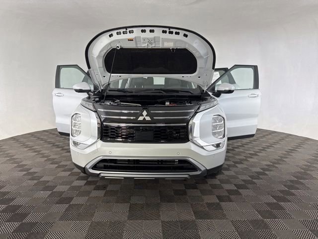 Used 2025 Mitsubishi Outlander SE image 13