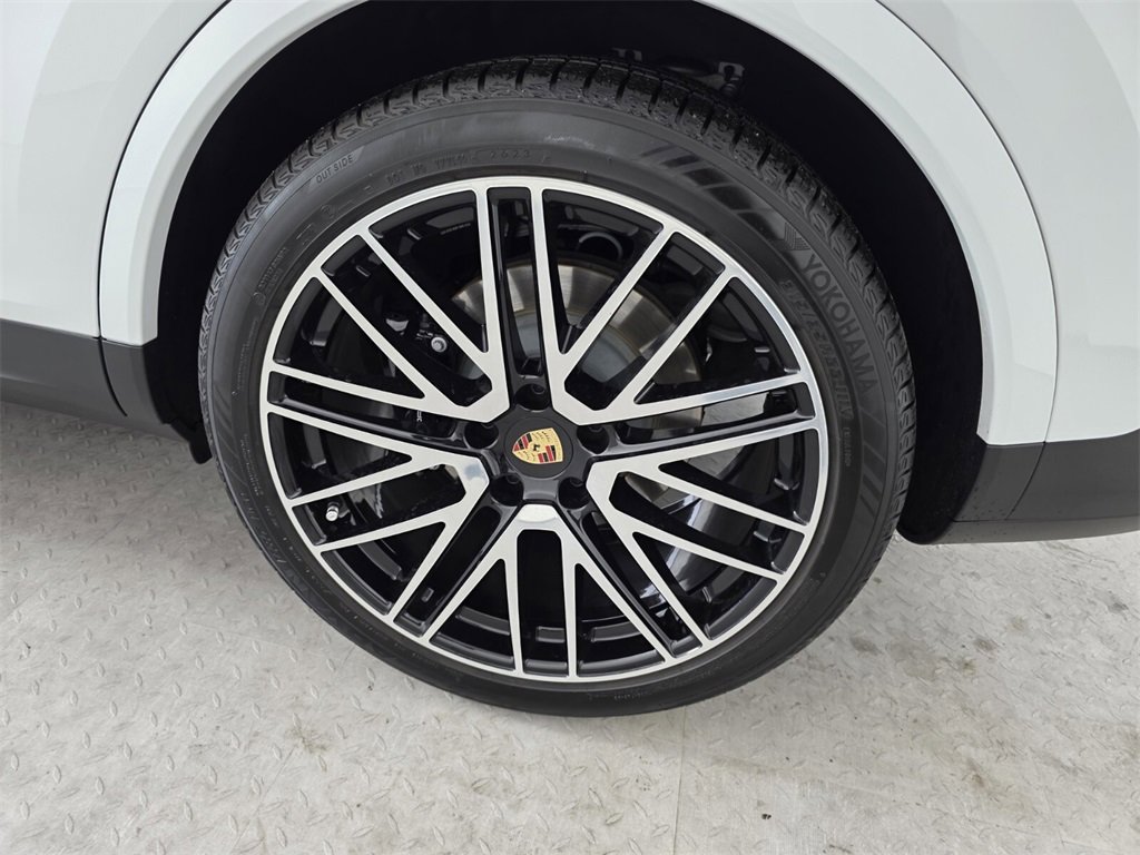 Used 2024 Porsche Cayenne S image 18