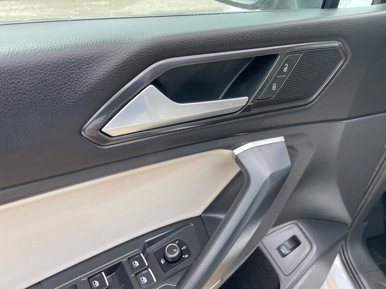 Used 2018 Volkswagen Tiguan SE AWD/4WD image 34