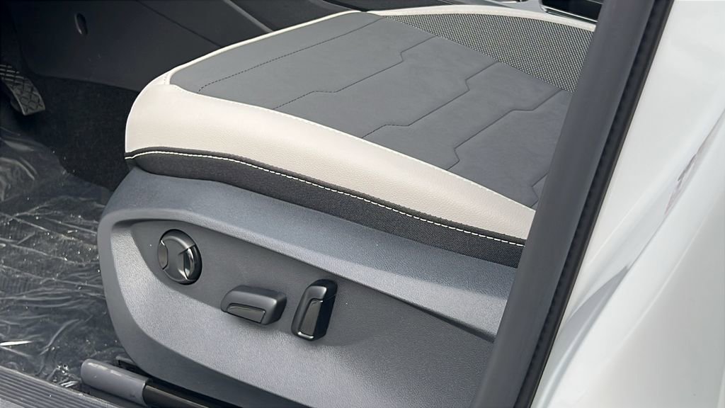 New 2025 Volkswagen Taos SE image 18