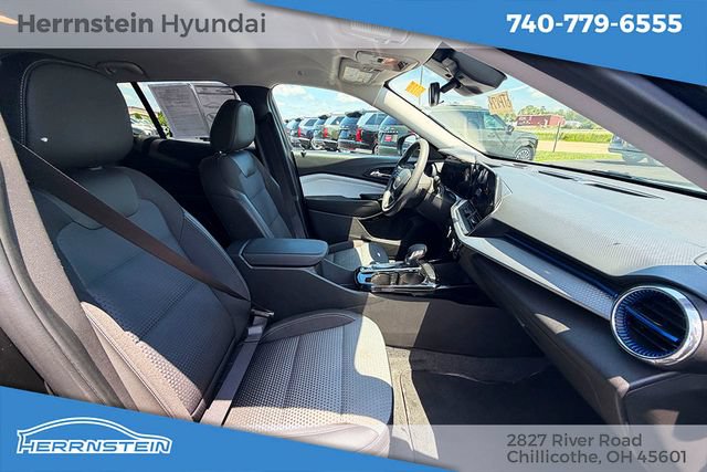 Used 2025 Chevrolet Trax LT FWD image 25