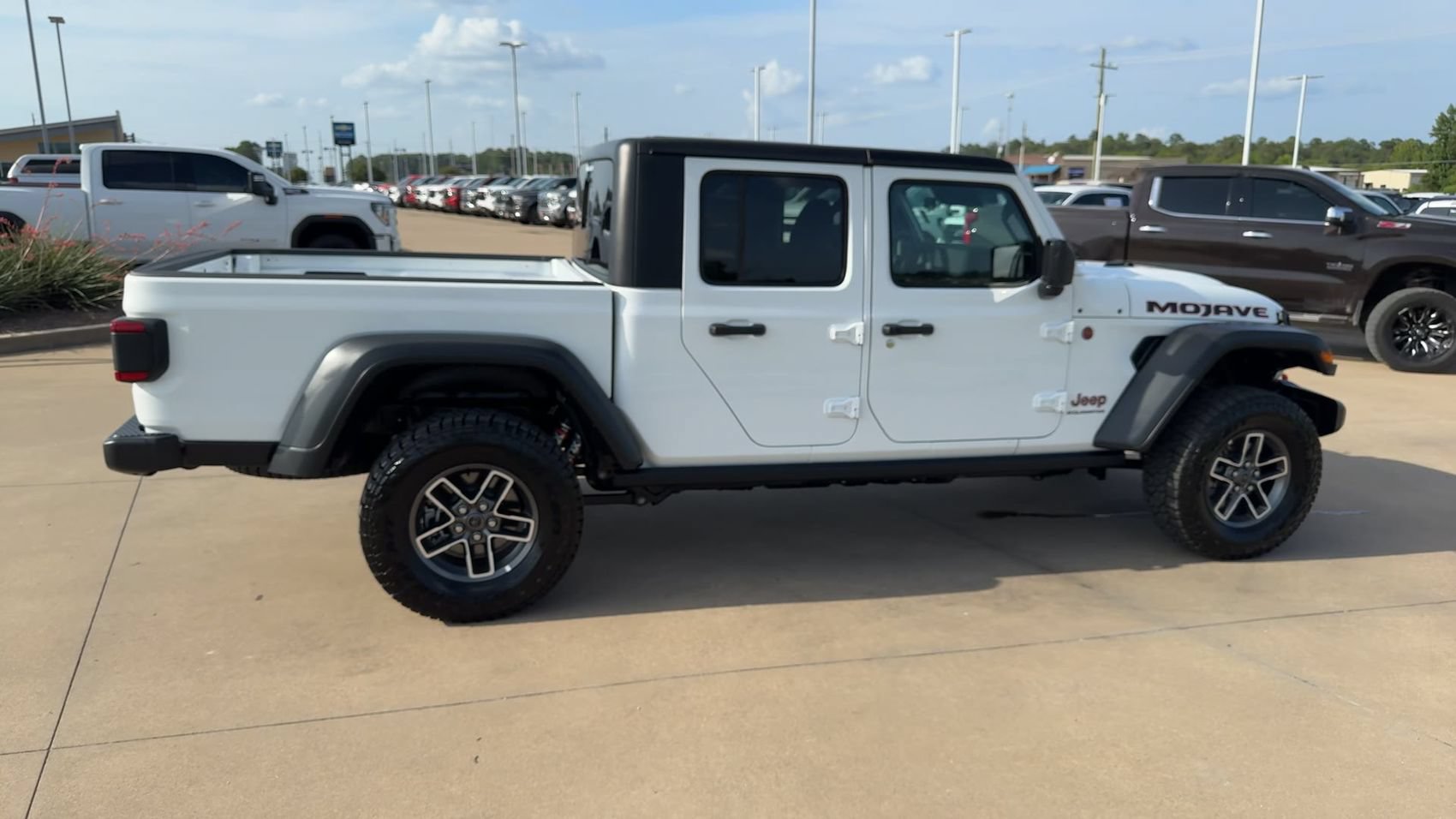 Used 2026 Jeep Gladiator Mojave AWD/4WD image 8