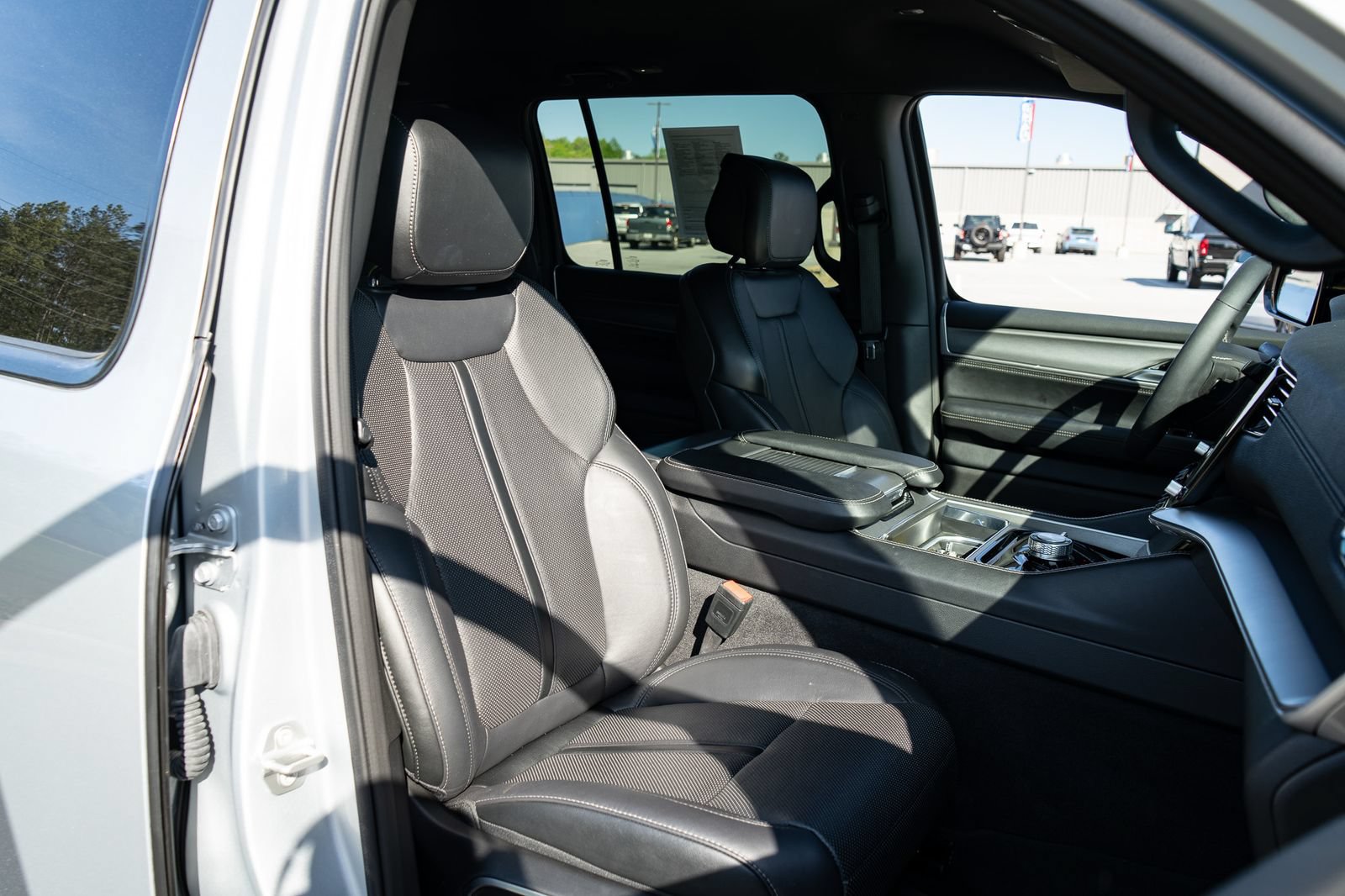 Used 2025 Jeep Wagoneer L Series II AWD/4WD image 23